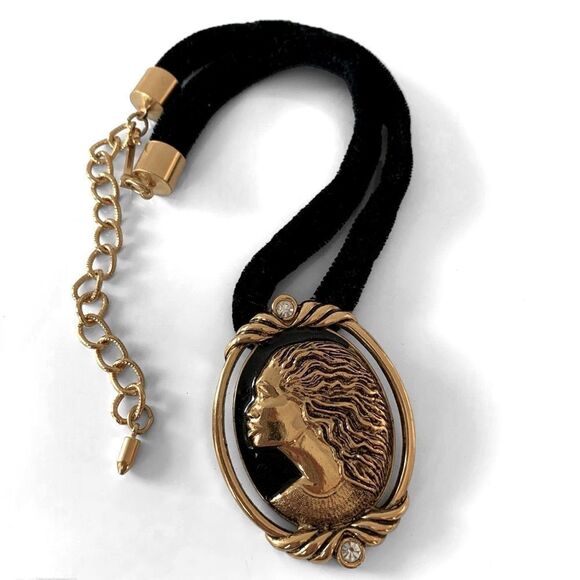 Vintage Jewelry - Vintage Coreen Simpson Black Cameo Necklace Brooch